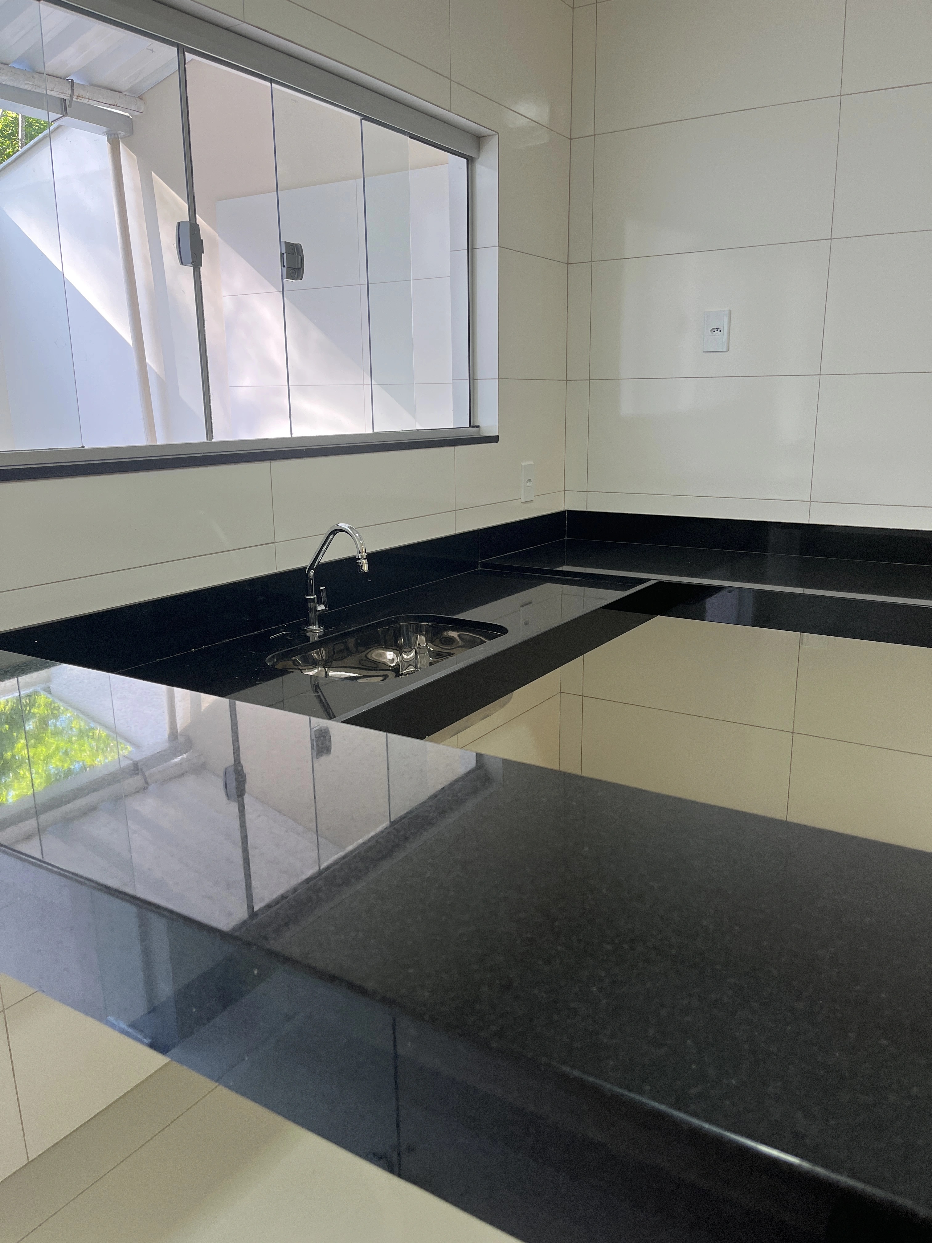 Cozinha em U com Pia, Bancada e Balcão